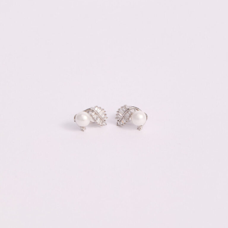 Aretes Plateados Perla Hoja Brillante Nefrah