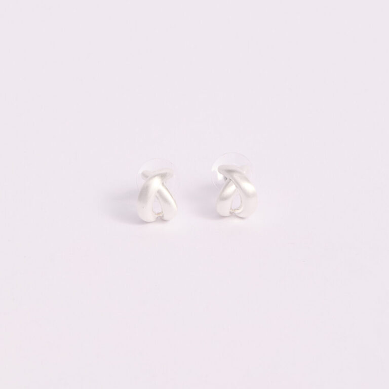 Aretes Plateados Entrelazados Satinados – Nefrah