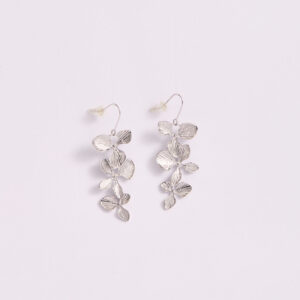 Aretes Plateados Flor Colgante Texturizada Nefrah