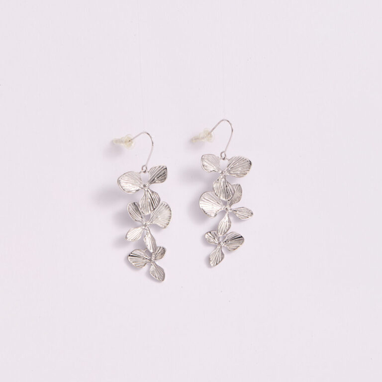 Aretes Plateados Flor Colgante Texturizada Nefrah