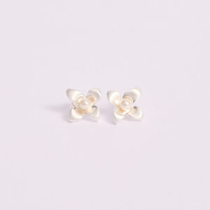 Aretes Plateados Flor Satinada con Perla Nefrah