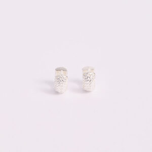 Aretes Plateados Huggie Cadena Texturizada Nefrah