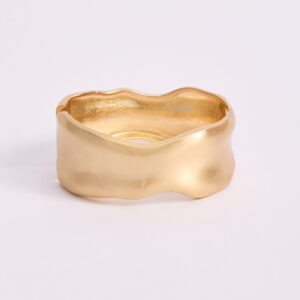 Brazalete rígido dorado orgánico ondulado Nefrah