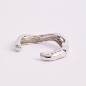 Brazalete Escultural Plateado Nefrah