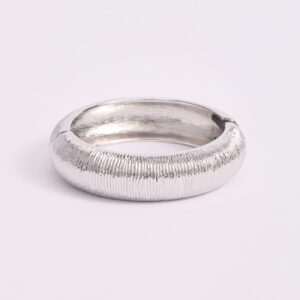 Brazalete Rígido Texturizado Plateado Nefrah