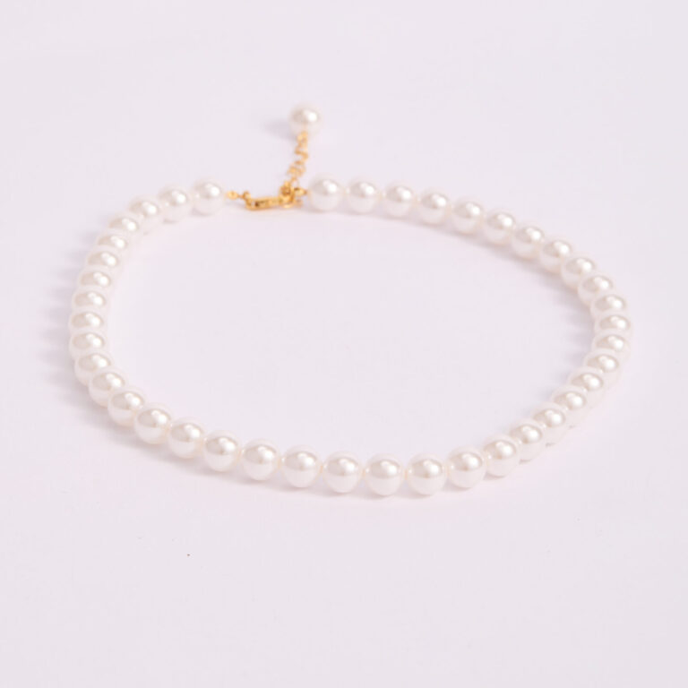 Collar Clásico de Perlas Blancas con Detalle Dorado