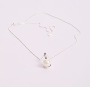 Collar Minimalista Plata con Dije de Perla Moderna