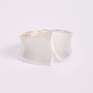 Pulsera Cuff Plateada de Volumen Orgánico – Acabado Satinado