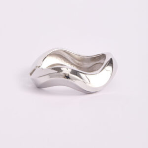 Brazalete Rígida Ondulada Plateada – Diseño Escultural