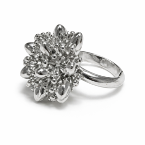 Anillo Plateado Regulable Flor Escultural Volumétrica